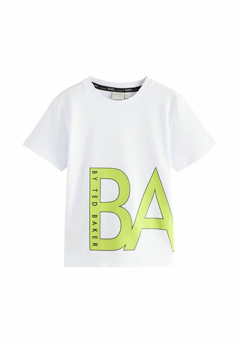 Hvid bomulds t-shirt med fed, limegrøn grafik tekst "BA" og "BY TED BAKER" trykt vertikalt langs siden. Standard rund hals.