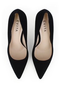 Scarpe con tacco alto in camoscio nero con design a punta e tomaia senza cuciture. La soletta presenta il nome del marchio "EVITA". Texture liscia e elegante.