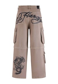 Cargo-broeken gemaakt van tan stof, met het zwarte "Ed Hardy" logo en een draakgrafiek op het been, voorzien van meerdere zijzakken en een relaxed fit.