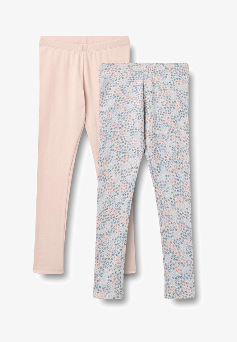 Două perechi de colanți pentru copii, una solidă, roz pal, și cealaltă cu un model floral roz și albastru.