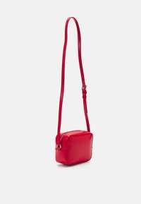 Tommy Jeans MUST CAMERA BAG SEASONAL - Τσάντα χιαστί - deep crimson