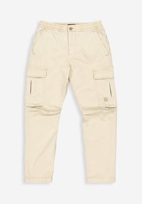 Lichtbeige cargobroek met elastische tailleband, knoopsluiting, zijzakken en klepzakken op elke dij, plat gelegd op een witte achtergrond.