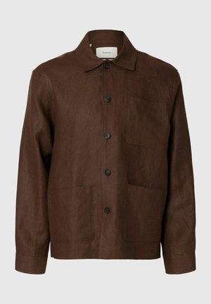 Brūna garām piedurknēm pogaļu josta žakete ar apkakli un trim priekšējiem kabatām, izgatavota no teksturētas auduma.