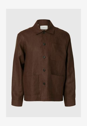 Veste marron à manches longues boutonnée, avec col et trois poches frontales, en tissu texturé.