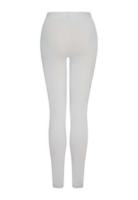 Mallas blancas con una textura suave, cintura alta y diseño ajustado, con un trasero liso sin patrones ni acentos.