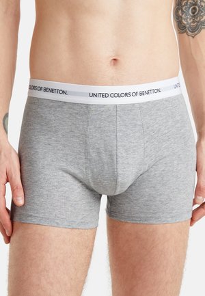 Graue Baumwollboxershorts mit einem weißen Bund, auf dem der Text "UNITED COLORS OF BENETTON" steht. Weicher Stoff, enganliegendes Design, in der Länge bis zur Mitte des Oberschenkels.