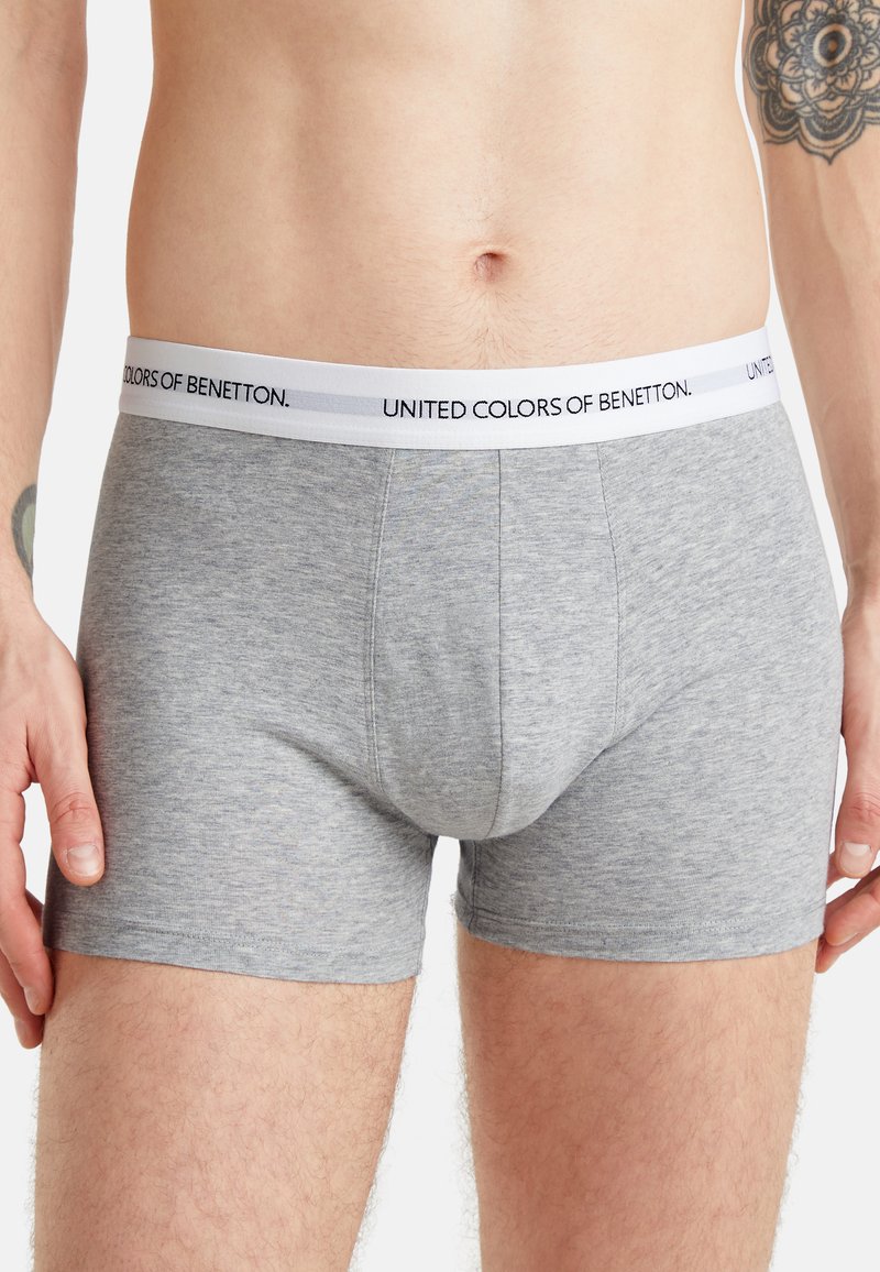 Boxer in cotone grigio con vita bianca su cui è presente la scritta "UNITED COLORS OF BENETTON". Tessuto morbido, design aderente, lunghezza a metà coscia.