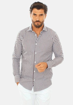 Camicia a righe con strisce verticali sottili marroni e bianche, maniche lunghe e colletto classico. Presenta una chiusura con bottoni frontale.