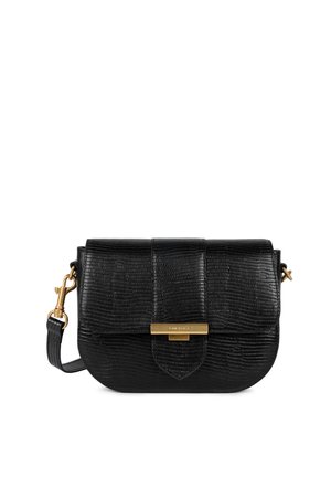 Sac bandoulière en cuir noir avec une finition texturée, quincaillerie dorée et fermeture à clip. Forme compacte avec un rabat plat et une bandoulière ajustable.