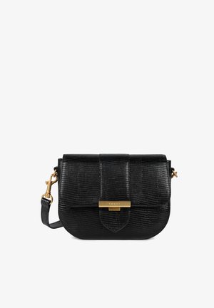 Sac bandoulière en cuir noir avec une finition texturée, quincaillerie dorée et fermeture à clip. Forme compacte avec un rabat plat et une bandoulière ajustable.