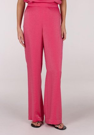 Roze, wijde broek met een gestructureerde stof en hoge tailleband. Heeft een relaxte pasvorm en een zoom die net boven de enkel valt.