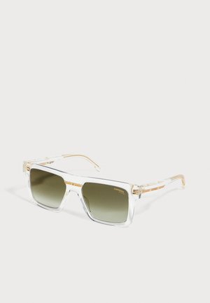 Lunettes de soleil carrées avec montures transparentes et verres dégradés vert foncé, avec des accents dorés et la marque Carrera sur les verres et les branches.