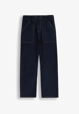 Granatowe spodnie o luźnym kroju, z dwiema dużymi przednimi kieszeniami, kontrastującymi żółtymi przeszyciami oraz elastycznym paskiem w talii z troczkiem.