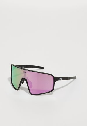Lunettes de soleil noires avec des verres dégradés surdimensionnés allant du vert au violet, présentées dans un design de monture angulaire et élégante.
