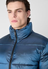 Calvin Klein Jeans TWO TONE PUFFER JACKET - Ziemas jaka - china blue black