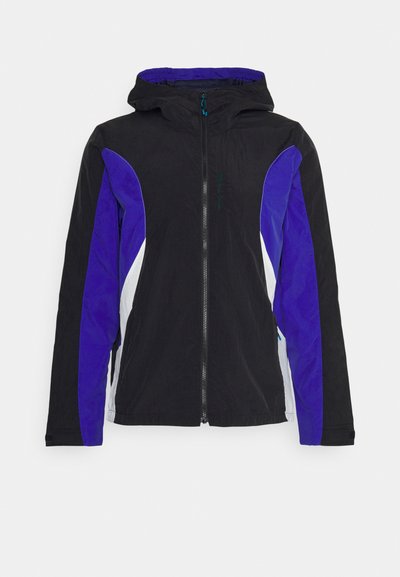 Schwarze Jacke mit lila und weißen Seitenpaneelen, Reißverschluss vorne und Kapuze. Hergestellt aus glattem, leichtem Stoff und bietet ein minimalistisch gestaltetes Design.