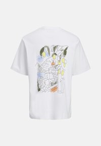 Hvid bomulds t-shirt med et grafisk design af citroner og en naturskøn udsigt med en rød kuppelbygning, omridset i sort med pasteltoner.