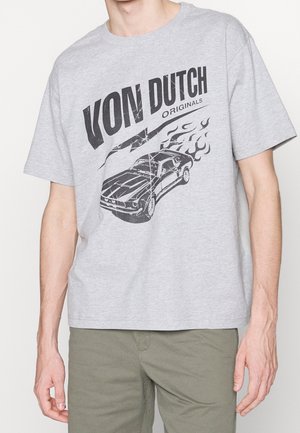 Graues Baumwoll-T-Shirt mit einer schwarzen Grafik eines Oldtimers und Flammen, auf dem deutlich der Schriftzug "VON DUTCH ORIGINALS" zu sehen ist.