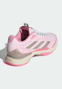 Roosa treeningking, millel on võrkmaterjalist ülemine osa, valged paelad, hallid aktsendid ja pehme tallaga. Omab Adidas kolme triibu logo ja tekstuure.