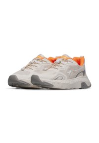 Sneaker atletiche beige con accenti grigi, tomaia in rete traspirante, fodera interna arancione e suola testurizzata. Presentano un sistema di allacciatura rapida.