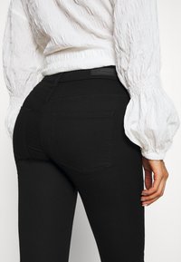JDY Vaqueros pitillo - black denim