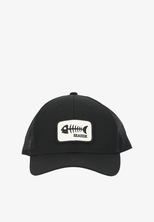 Sort kasket med en buet skygge, der har en hvid rektangulær lap med et sort fiskebensgrafik og ordet "SEASIDE" nedenfor.