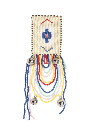 Prostokątna aplikacja z koralików z centralnym niebiesko-różowym wzorem krzyża, obramowana białymi koralikami, z wielokolorowymi koralikowymi pasmami i czterema wiszącymi poniżej srebrnymi dzwoneczkami.