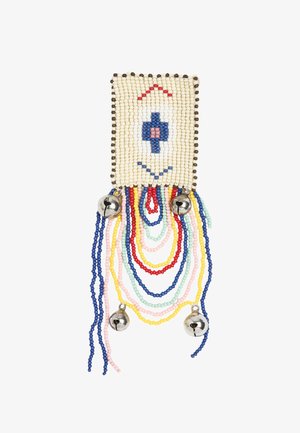 Prostokątna aplikacja z koralików z centralnym niebiesko-różowym wzorem krzyża, obramowana białymi koralikami, z wielokolorowymi koralikowymi pasmami i czterema wiszącymi poniżej srebrnymi dzwoneczkami.