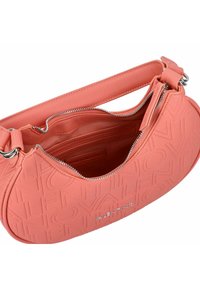 Sac à main en cuir corail avec motif de logo embossé, forme arrondie et accents de fermeture éclair en métal argenté. L'intérieur comprend un compartiment spacieux.