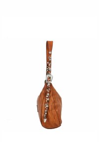 Bruine leren schoudertas met een gestructureerd oppervlak, een taps toelopende vorm en decoratieve zilveren accenten langs de strap.