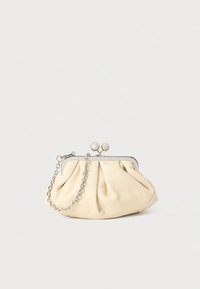 Kreemivärvi käekott kokku kogutud kangaga, hõbedane raam ja kinnitus. Varustatud kett-õlapaelaga kandmiseks. Sile tekstuur, struktureeritud kuju.