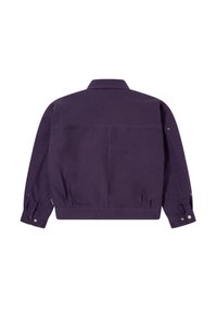 Giacca di cotone viola con collo a camicia, maniche lunghe e polsini con chiusura a scatto. Presenta un dettaglio sulla spalla posteriore e una vestibilità comoda.