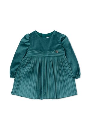 Vestitino da bambino in velluto turchese con maniche lunghe a sbuffo, gonna plissettata e una fascia larga in vita con un piccolo dettaglio a cuore metallico.
