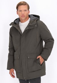 Parka-jakke i mørke olivengrøn, med lynlås og trykknaplukning, to frontlommer og en grå hætteforing. Glat tekstur, isoleret design.