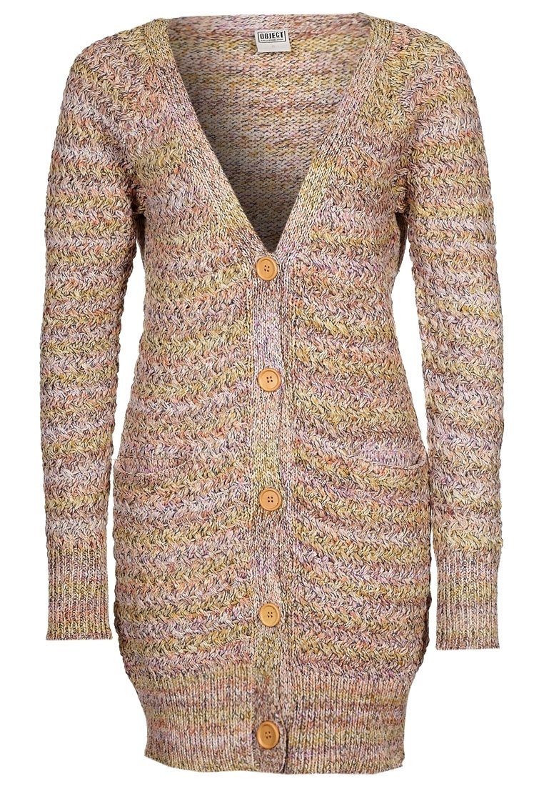 Dlouhý vícerozměrný pletený cardigan s výstřihem do V, pěti dřevěnými knoflíky, dvěma předními kapsami a žebrovanými manžetami a spodním lemem.
