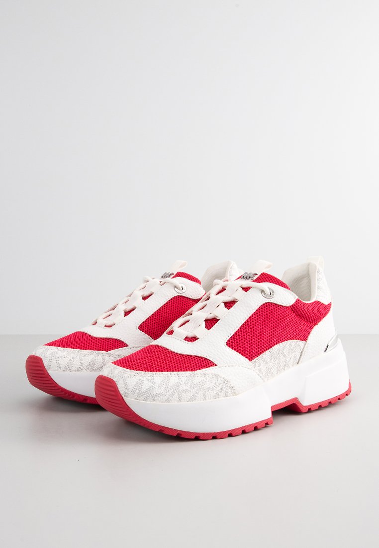 Sneakers leggeri con tomaia in mesh bianco, dettagli in rosa brillante, accenti grigi testurizzati e una suola spessa bianca e rosa.