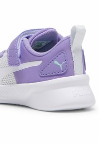 Puma FLYER - Teniși de mers sportiv - lavender alert white silver mist