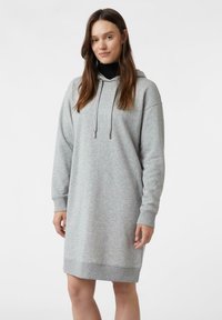 Szara sukienka z kapturem wykonana z miękkiego materiału, z regulowanym sznurkiem w kapturze, długimi rękawami i prążkowanym dołem. Krój jest luźny, o długości do kolan.