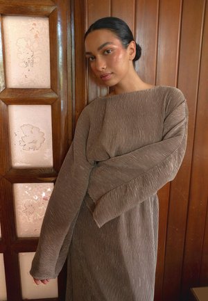 NA-KD PLISSE BOAT NECK  - Maxi-jurk - taupe