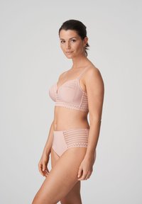 Ljusrosa bh och högmidjade trosor med spetsdetaljer. Tyget är smidigt, med mönstrad spets på sidorna och kuporna.