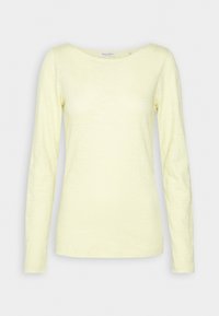 Langärmliges Shirt aus weichem, leichtem gelben Stoff mit rundem Halsausschnitt und glatter Textur. Es zeichnet sich durch eine lockere Passform und minimale Nähte aus.