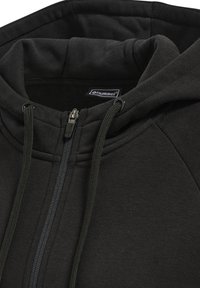 Felpa con zip nera realizzata in tessuto morbido, con colletto alto, cordini e un'etichetta con logo. Il design presenta maniche raglan e una finitura liscia.