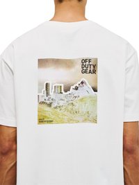 Weißes T-Shirt von hinten mit einer Grafik, die eine Stadtlandschaft zeigt, die in einen Berg übergeht, Text "OFF DUTY GEAR" oben rechts.