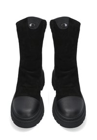 Czarne zamszowe botki za kostkę z teksturowanym skórzanym czubkiem, o zaokrąglonym kształcie i gumowej podeszwie, z dekoracyjnym akcentem na cholewce.