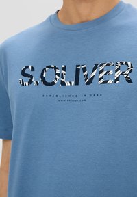 s.Oliver MIT FRONTPRINT - T-shirt print - hellblau