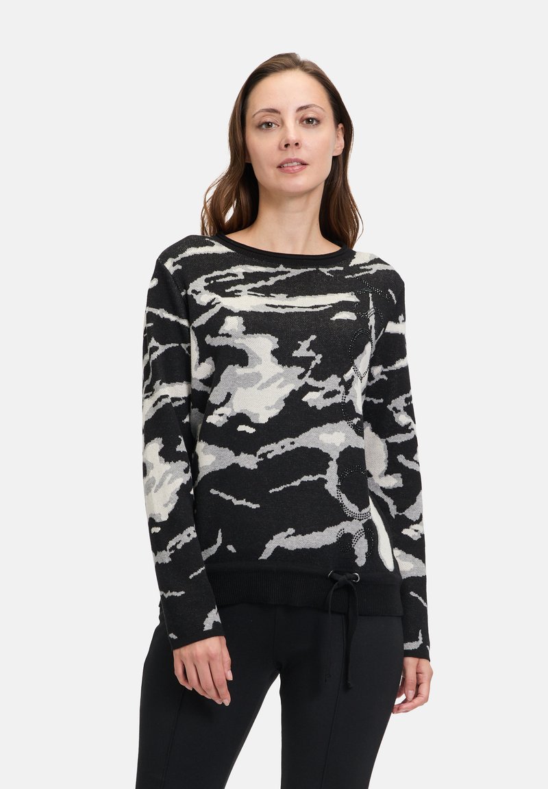 Schwarzer und weißer Camouflage-Pullover mit rundem Halsausschnitt, langen Ärmeln, geripptem Saum und Kordelzug in der Taille. Weiche, gestrickte Textur.