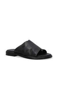 Sandales à glisser en cuir noir avec une large sangle courbée et un design à bout ouvert. Semelle plate avec une finition texturée pour une bonne adhérence.