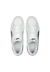 Bílé tenisky s hladkým koženým svrškem, černými akcenty a texturovanou pryžovou podrážkou. Mají tkaničky a logo "Puma" na jazyku.