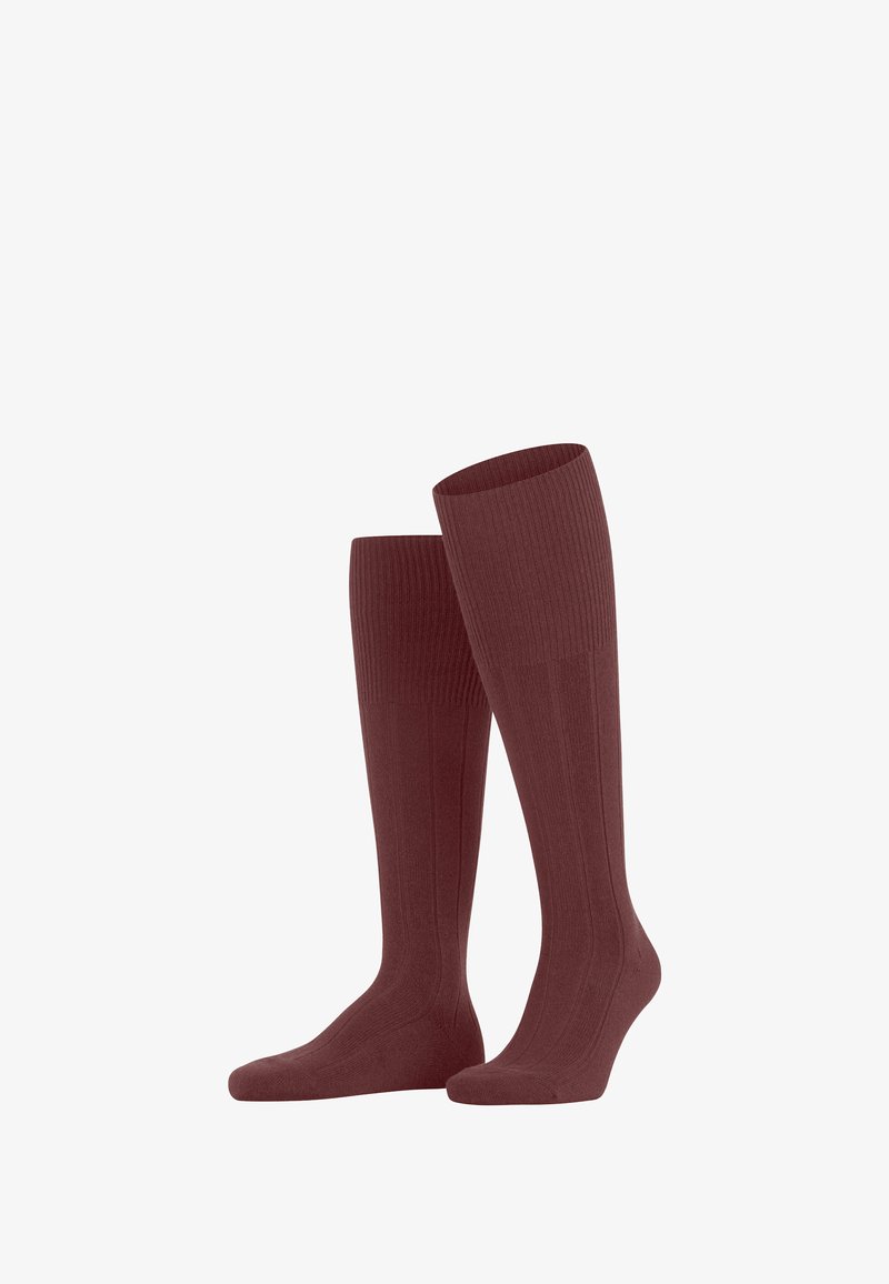 Calze bordeaux alte fino al ginocchio con texture a coste, presentate in posizione verticale su uno sfondo bianco.