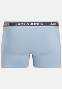 Boxer-briefs bleu clair en tissu doux, avec une taille élastique noire sur laquelle est imprimé "JACK & JONES" en blanc.